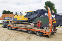 Tieflader mit Volvo Bagger
